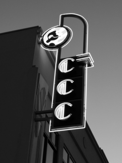 CENTRAL-AMERICA-NEON-BARRIO-ARANJUEZ60cf46301e5cf7df.jpg
